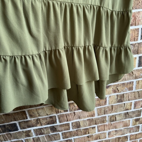 Elegant Green Tunic Top with Flowing Silhouette - Picture 6 of 6